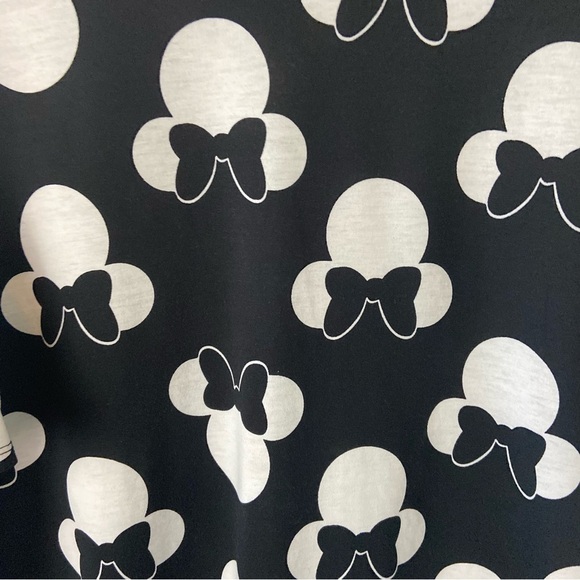 LuLaRoe Irma Disney Minnie Mouse Top Novelty Print Black White Sz S - Picture 4 of 7